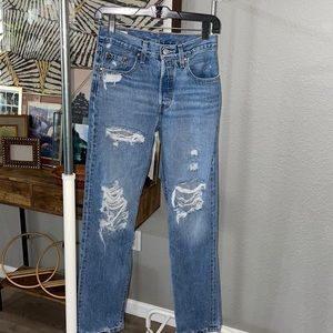 Distressed Levi’s Size 28